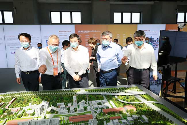 5ee8da2e5a962.jpg 金隅集團黨委書記、董事長姜德義(右)向與會嘉賓作介紹-1.jpg